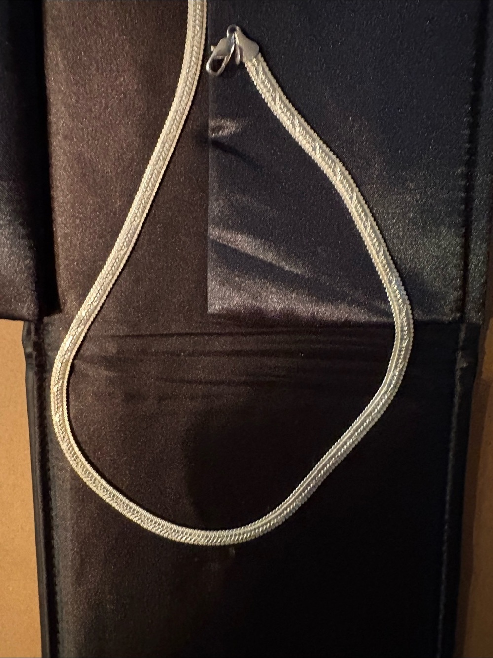 18” Silver Serpentine necklace w/ case